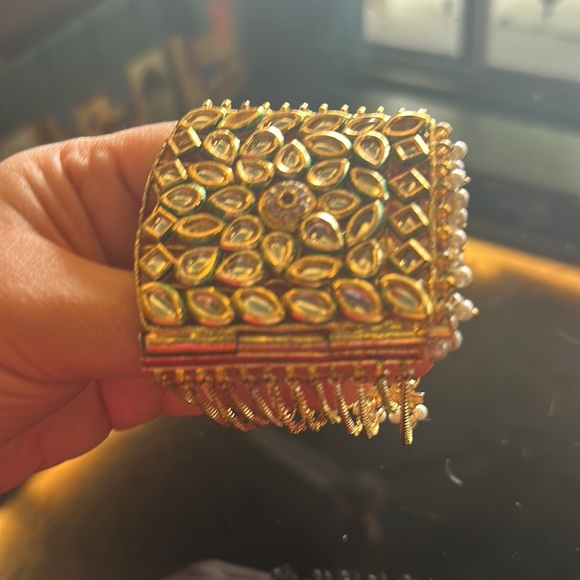 NWOT Elegant Faux Kundan gold finished & faux pearls Bracelet with green Meena! - Picture 11 of 12